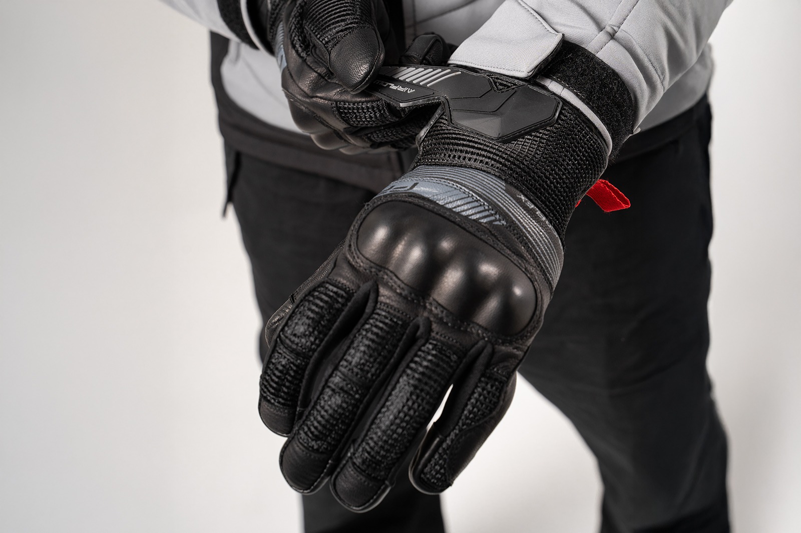 Refuerzo en nudillos de guantes de cuero negros