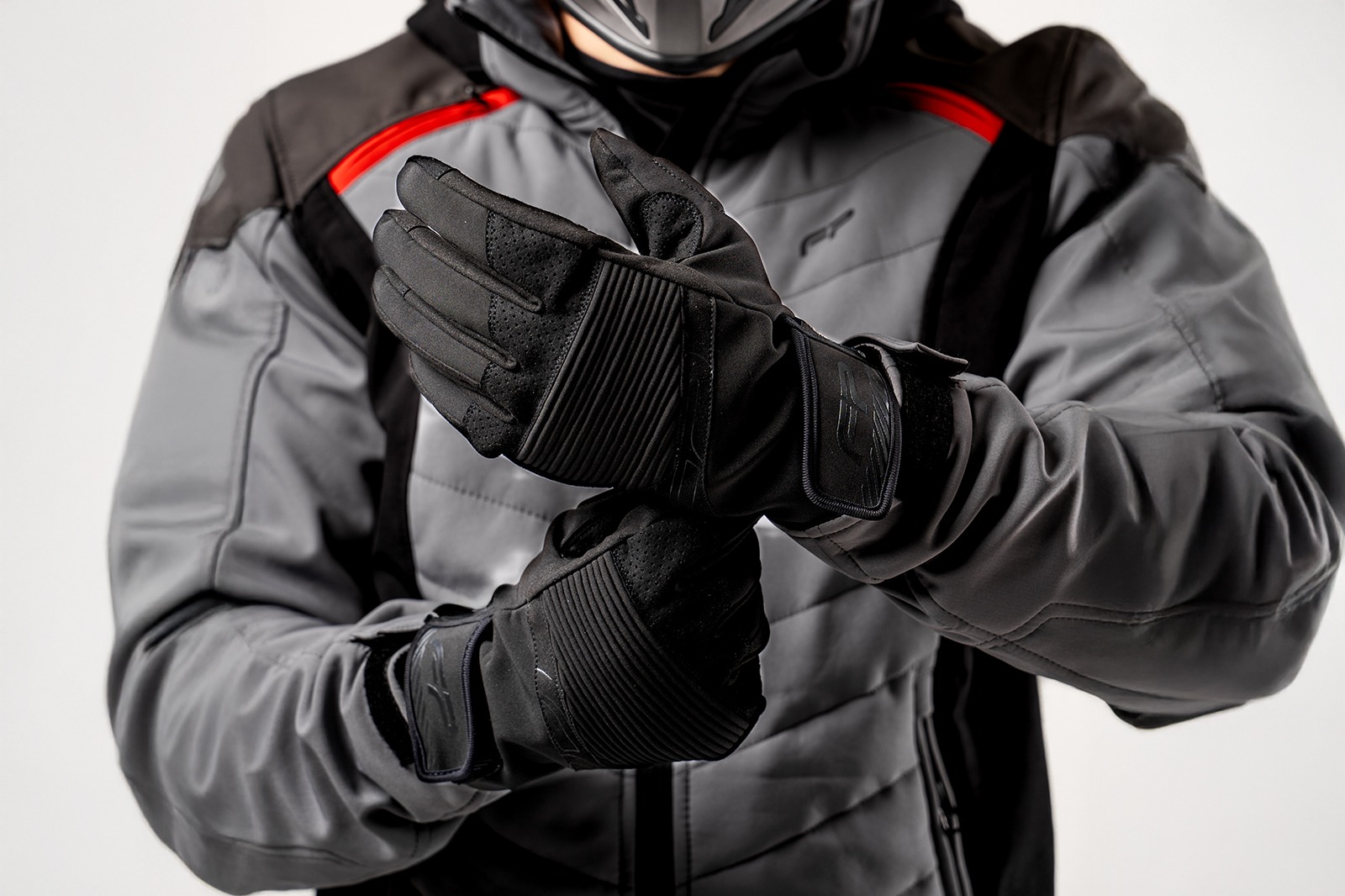 Motociclista ajustando guantes Eclipse H2O Negro impermeables, ideales para uso diario y conducción bajo lluvia