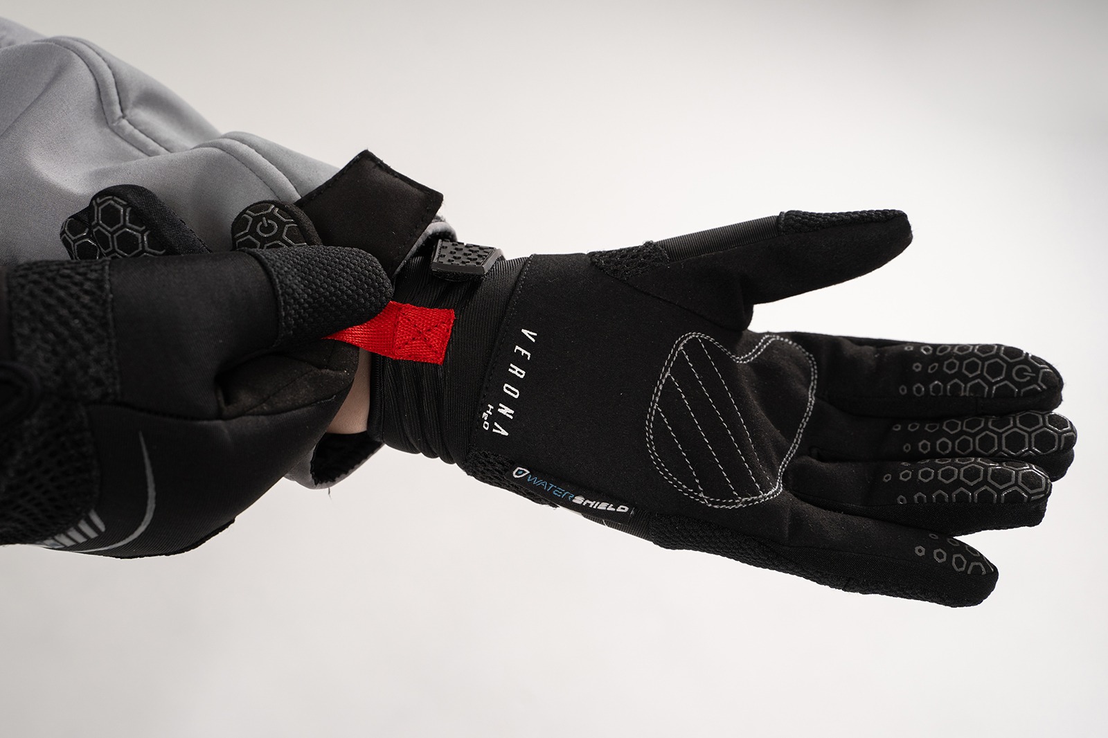 Primer plano de guantes impermeables para moto Verona H2O negros de mujer, mostrando palma con refuerzo antideslizante para mayor control