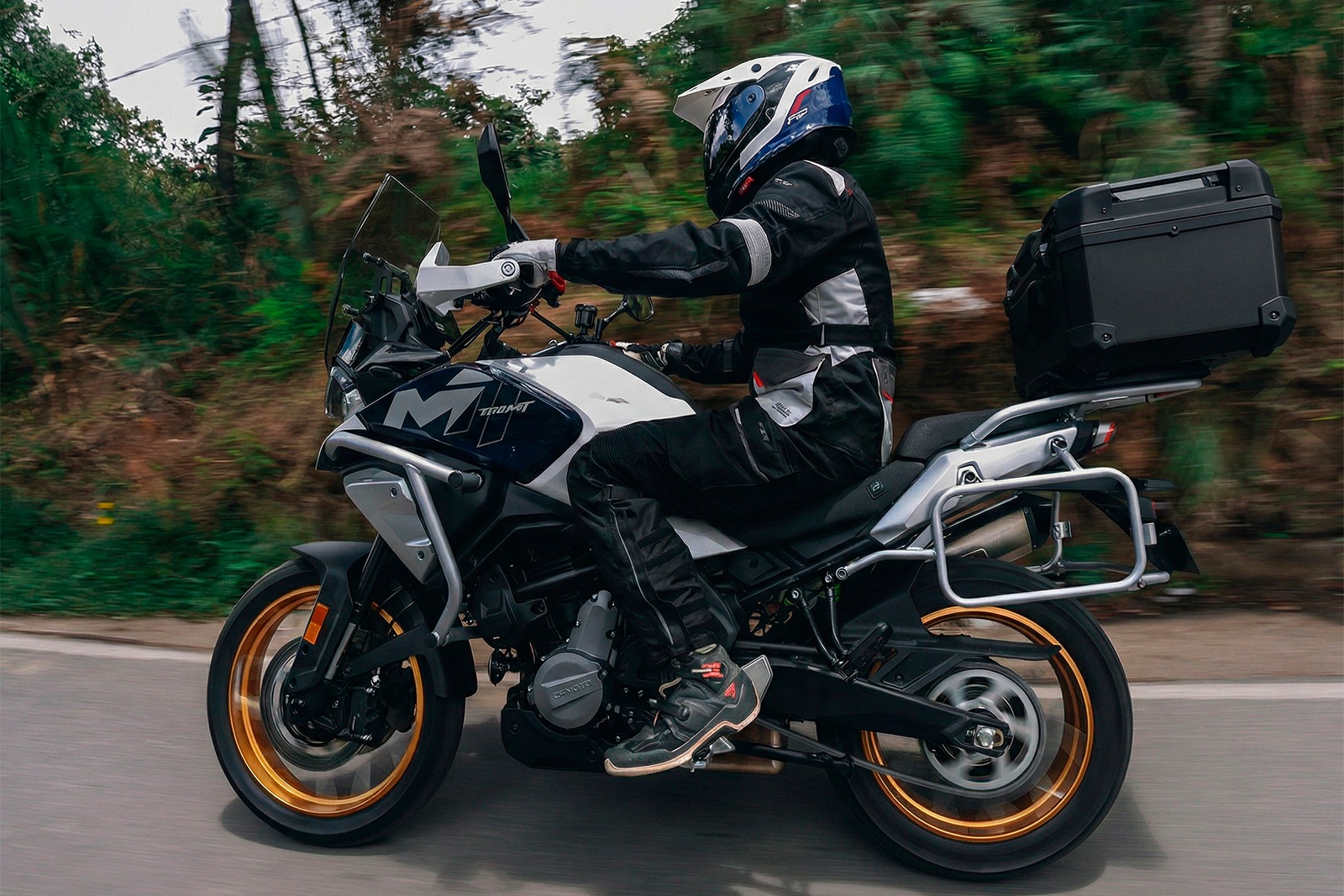 CFMoto con cajon trasero para 2 cascos