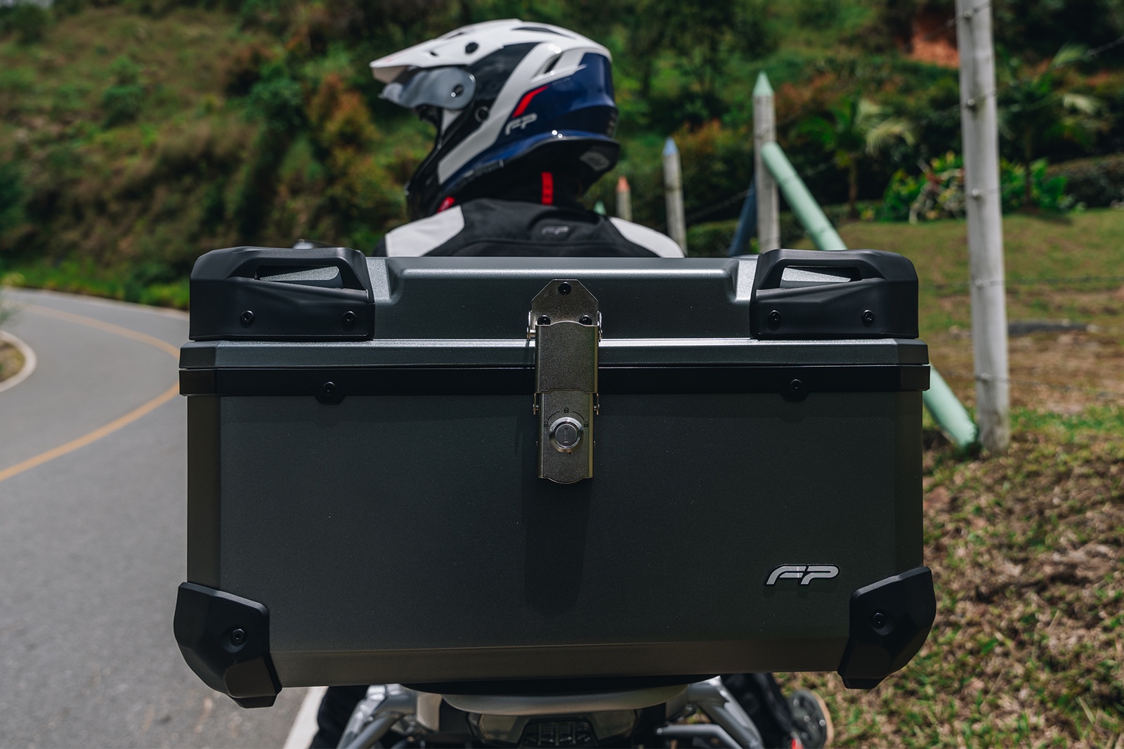 Cajuela superior para moto negra de 2 cascos