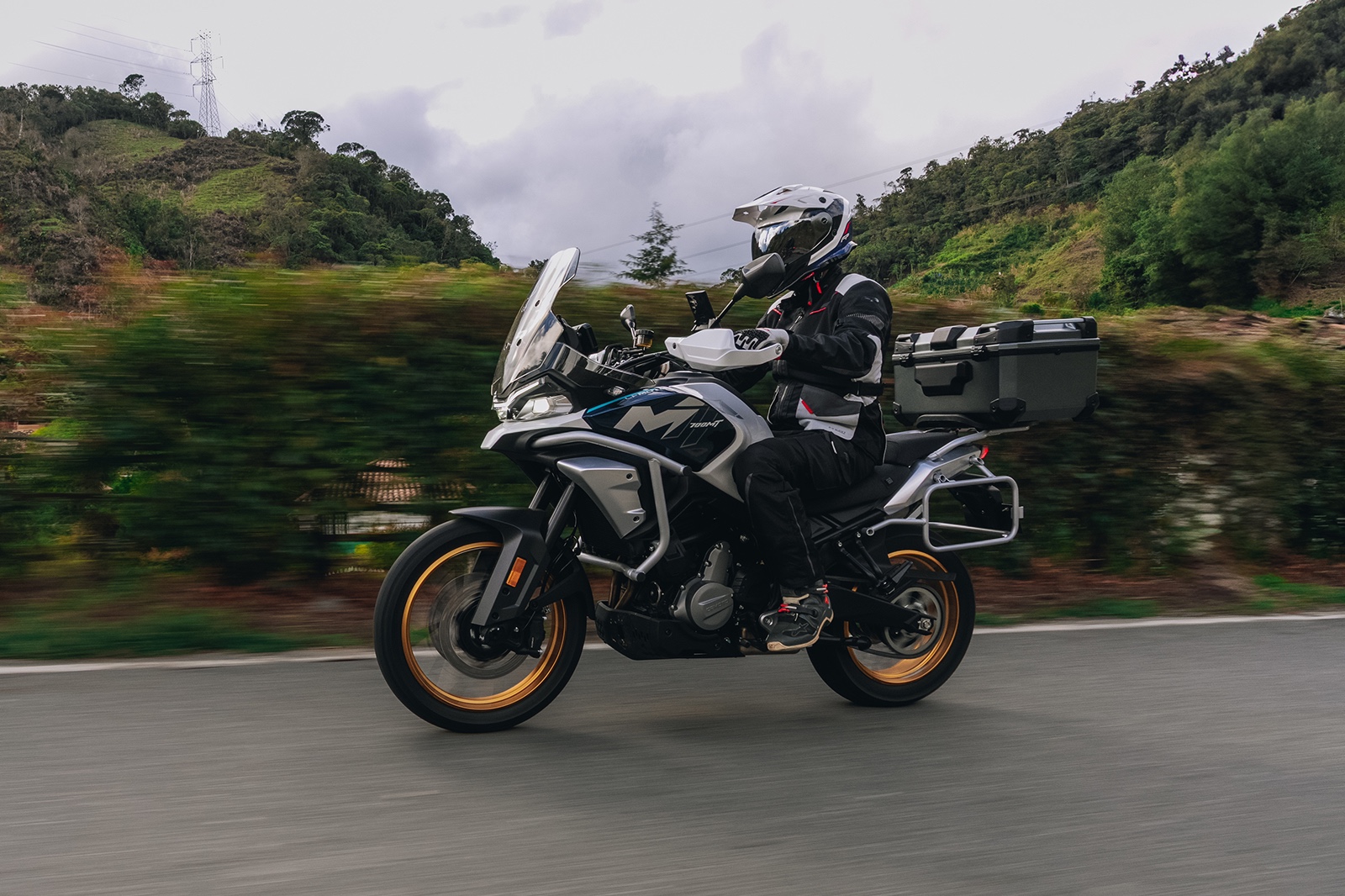 Moto con baul trasero para dos cascos