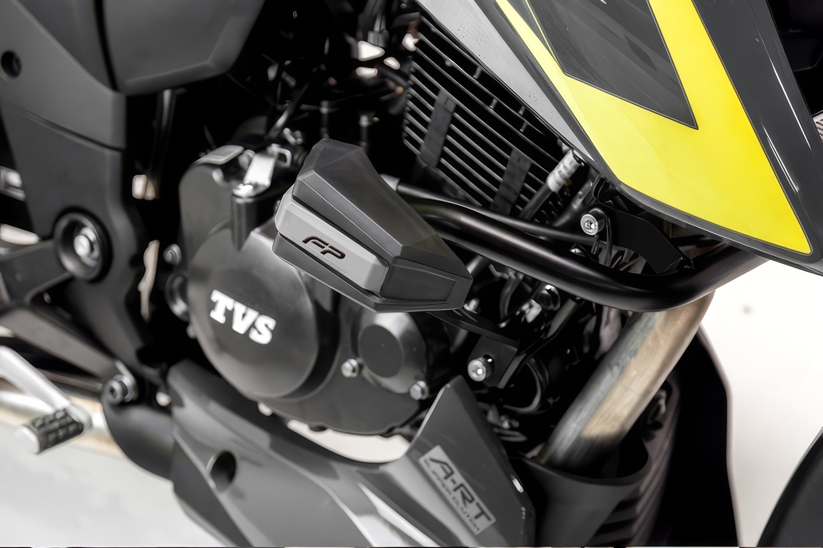 protector de caidas tvs apache 200