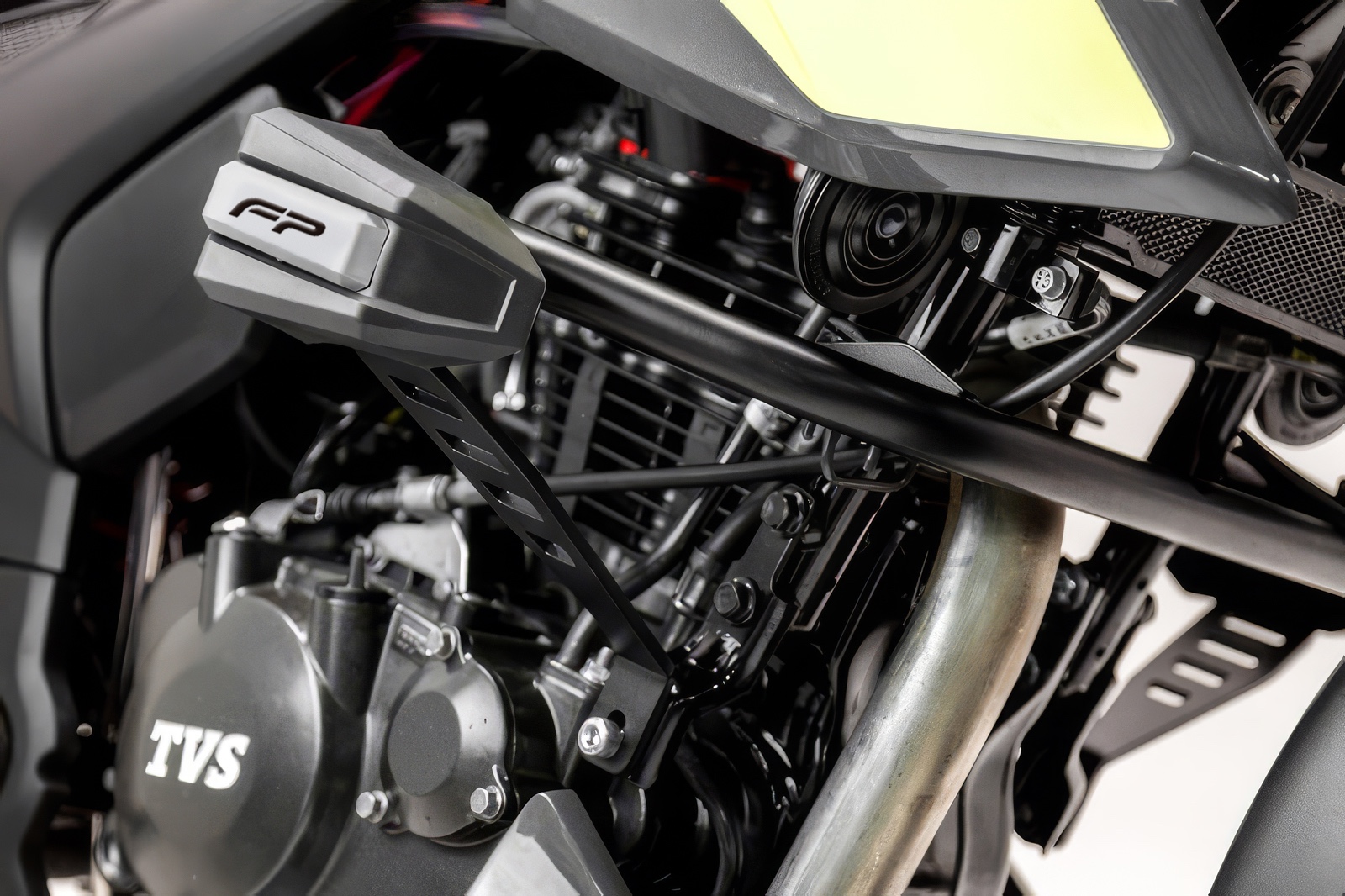 topes de caida tvs apache 200