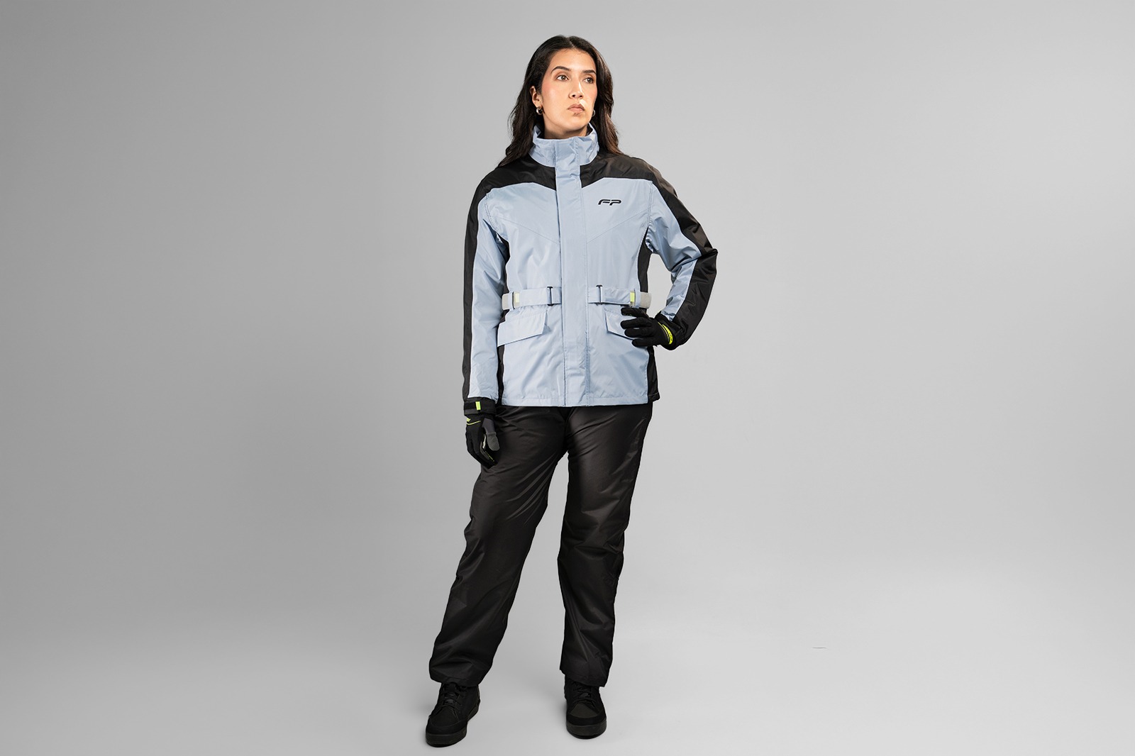 Detalle de ajuste de cintura en impermeable moto mujer FP