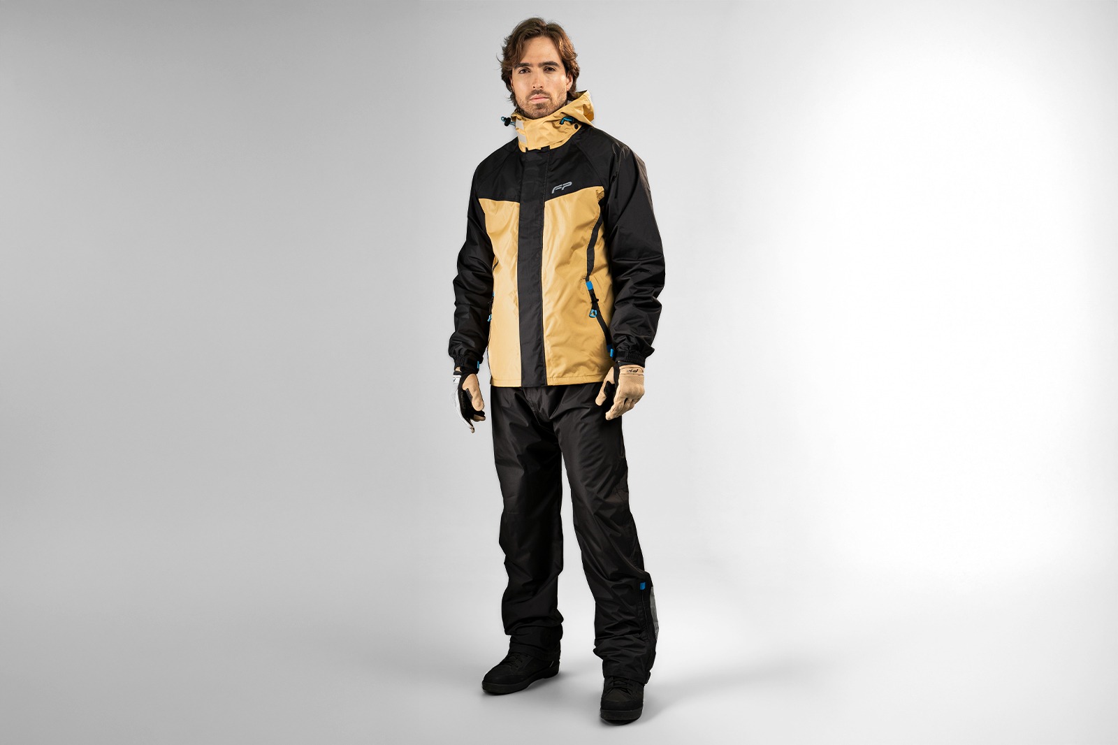 Impermeable para moto color arena con detalles azules y negro