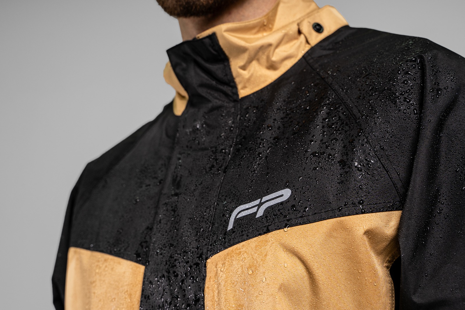 Chaqueta impermeable FP en tono café claro con capucha guardable