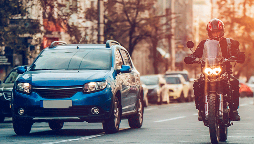¿Qué es mejor para transportarse, una moto o un carro?