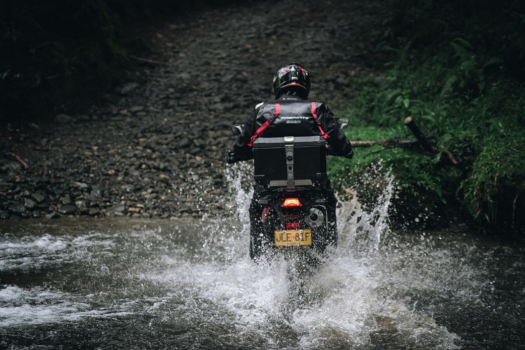 Pasando charco en moto