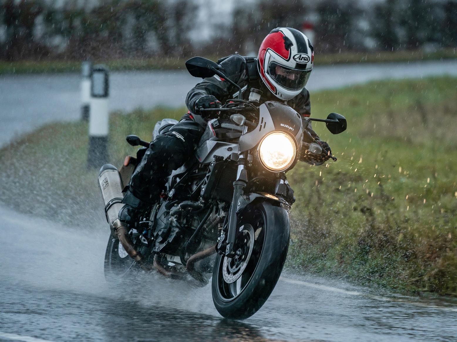 Manejando Moto en la lluvia