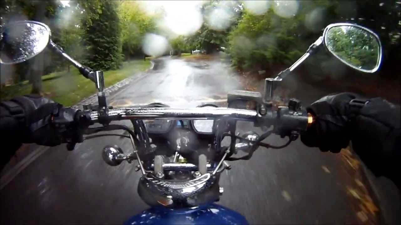 Manejando Moto Lloviendo